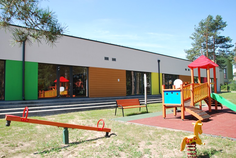 Deski włóknocementowe Cedar – wstawki włóknocementowe na elewacji przedszkola w Szumowie!
