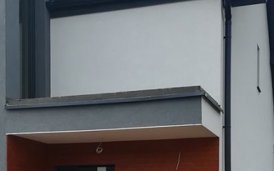 Deska elewacyjna Shera w kolorze Golden Sand Teak aplikacja na domach szeregowych