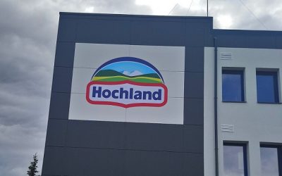 Nowoczesna elewacja z płyt włóknocemenowych CEMBRIT! Nexmar dostawcą materiałów na halę Hochland!