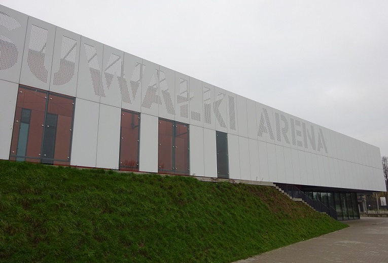Suwałki Arena – Hala Widowiskowo – Sportowa z Elewacją z Płyt Włóknocementowych Patina i Solid Marki Cembrit